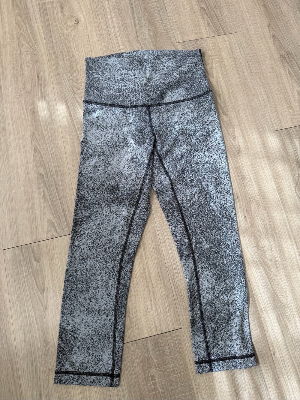 Lululemon Heathered Herringbone Crop Leggings Size 8 Black White 22.5”